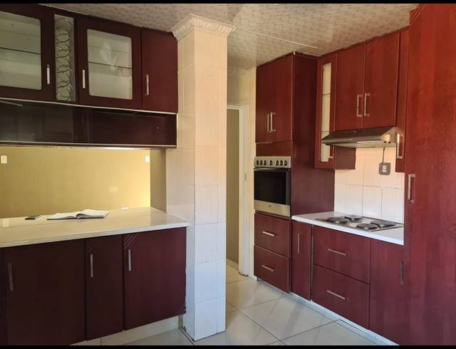 3 BEDROOM TOWNHOUSE FOR SALE IN VANDERBIJLPARK CE 3